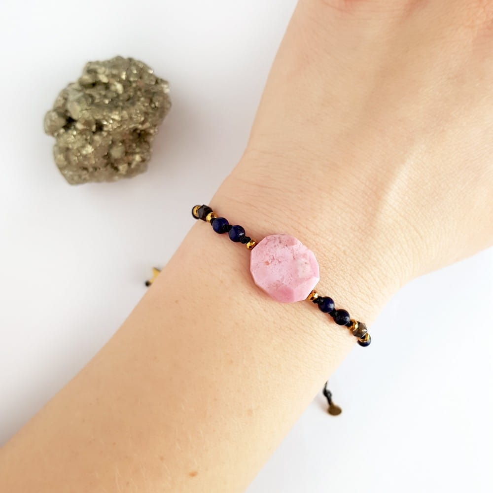 Bransoletka rodonit, hematyt, lapis lazuli i iolit na czarnym sznurku Fullness of strength